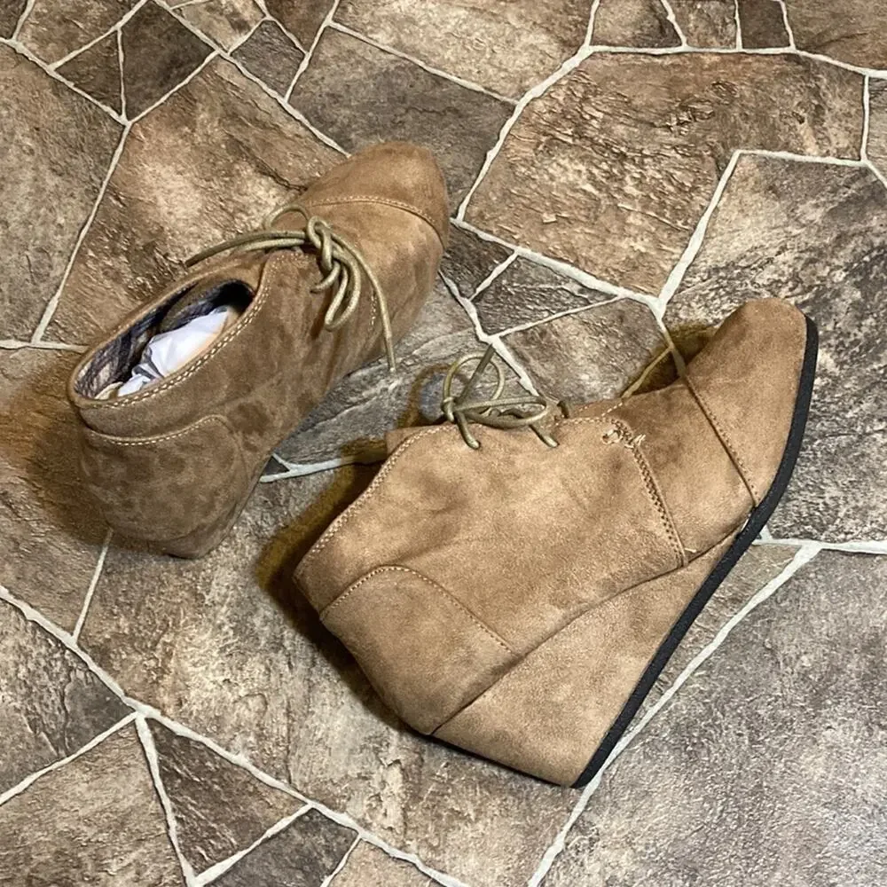 New Forever Womenβs Patricia Lace Up Faux Suede Ankle Wedge Booties Sz 8 - Picture 4 of 12